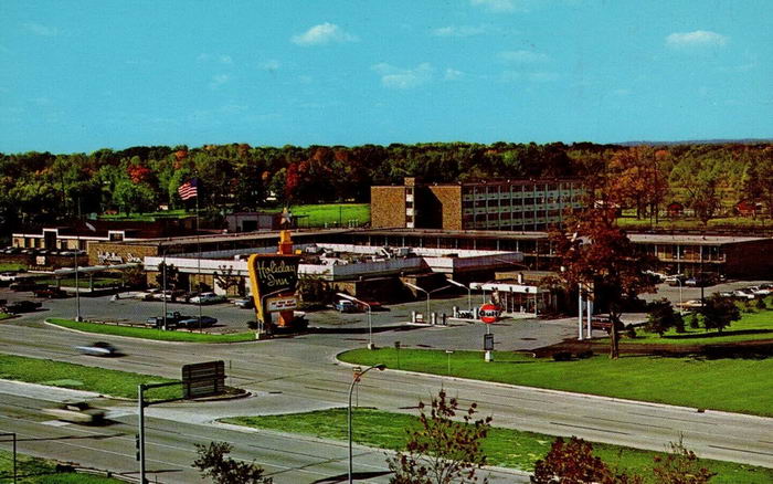 Holiday Inn - Southfield (Radisson Hotel Southfield-Detroit) - Old Postcard